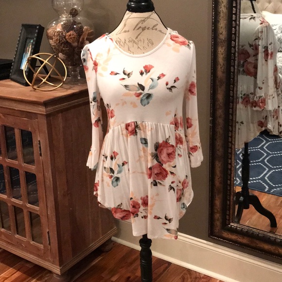 Tops - 💐💐Flower Hi-Low Top